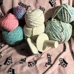 Lot of yarn and yarn cake roller 