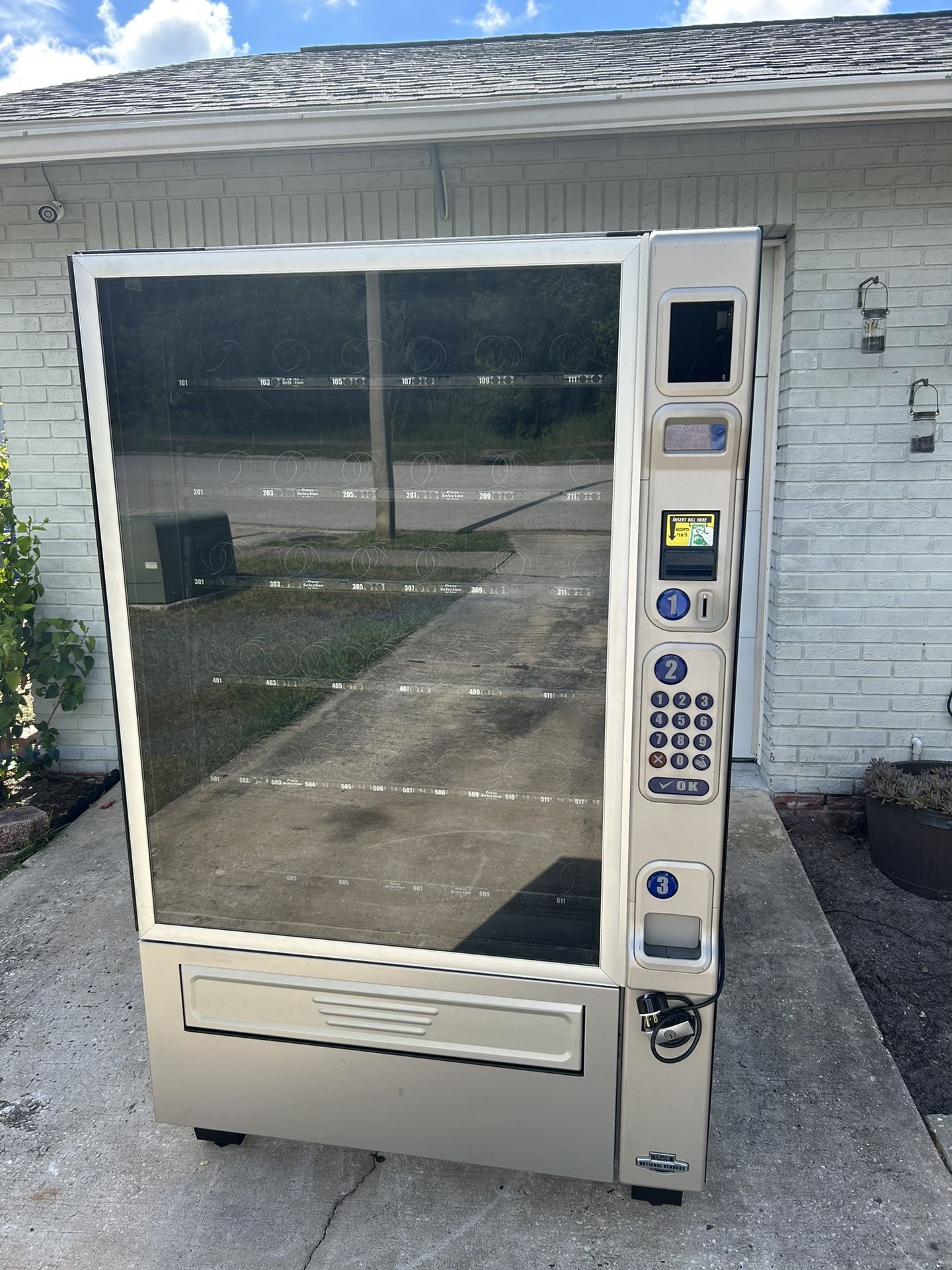 SNACK MACHINE 