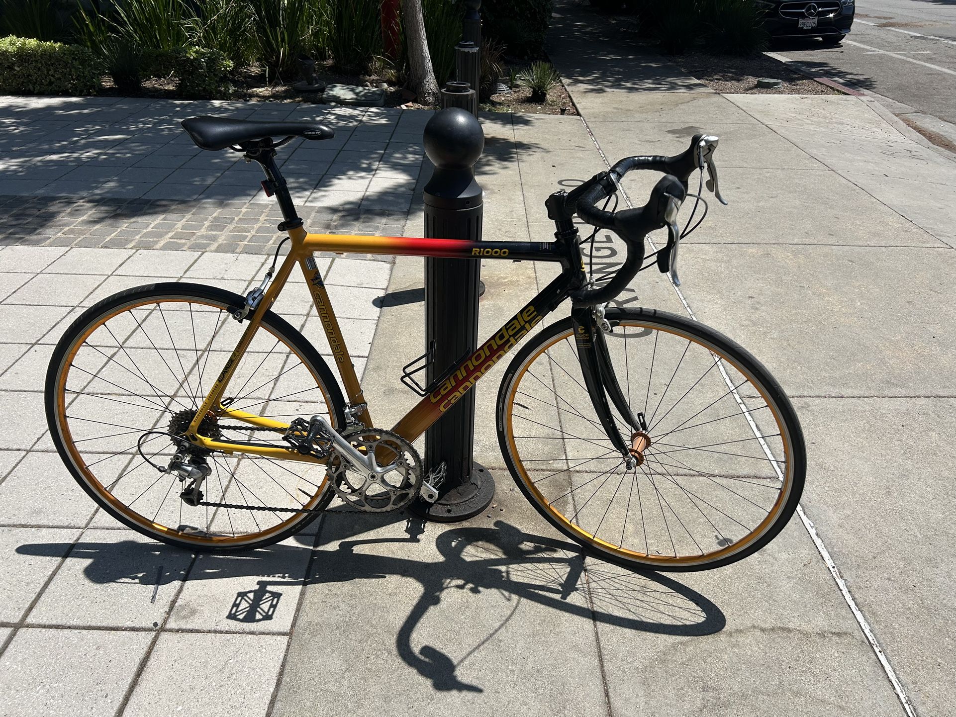 Cannondale R1000 Road Bike