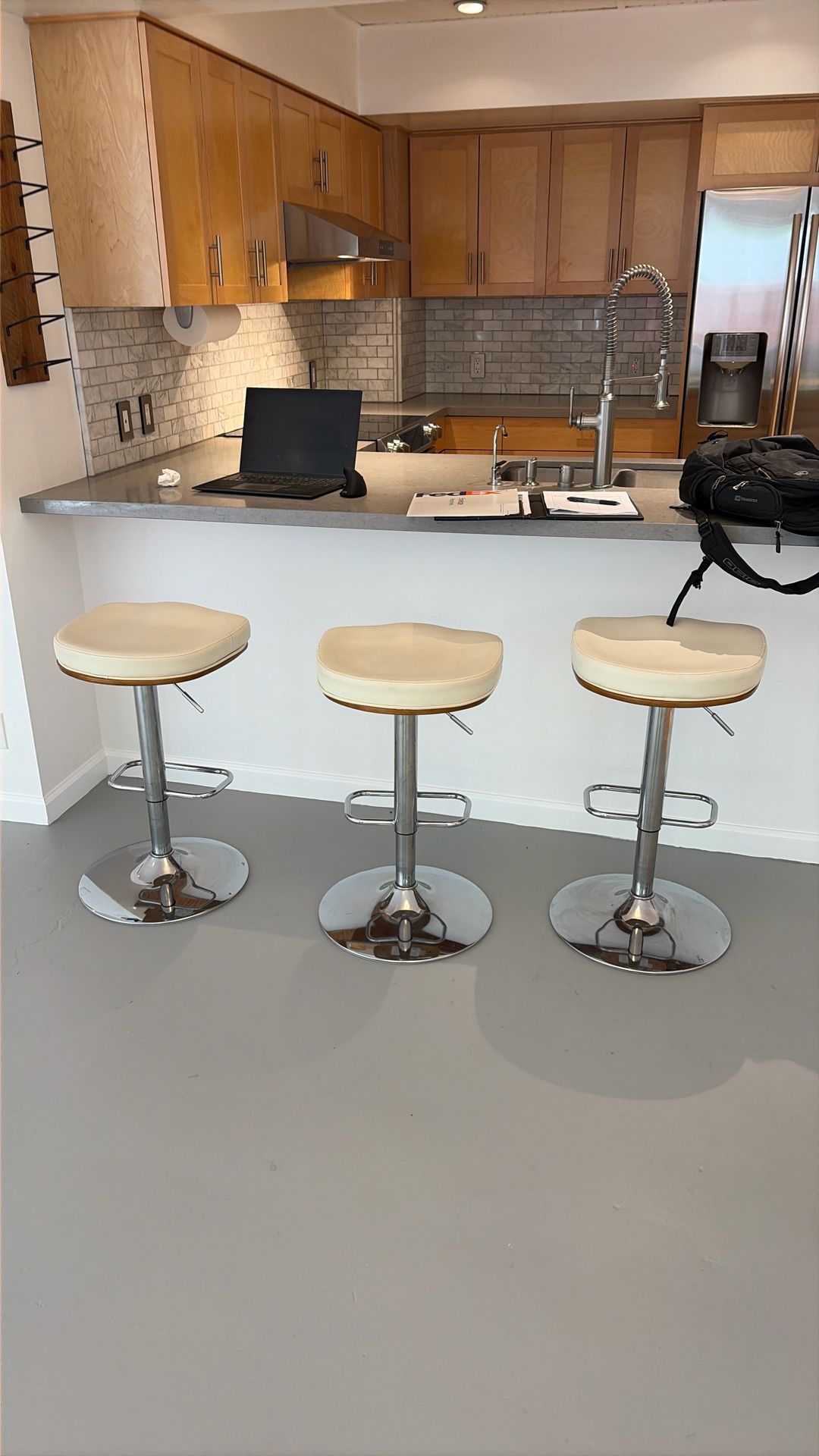 Set Of 3 Faux White Leather And Wood Kitchen Stools