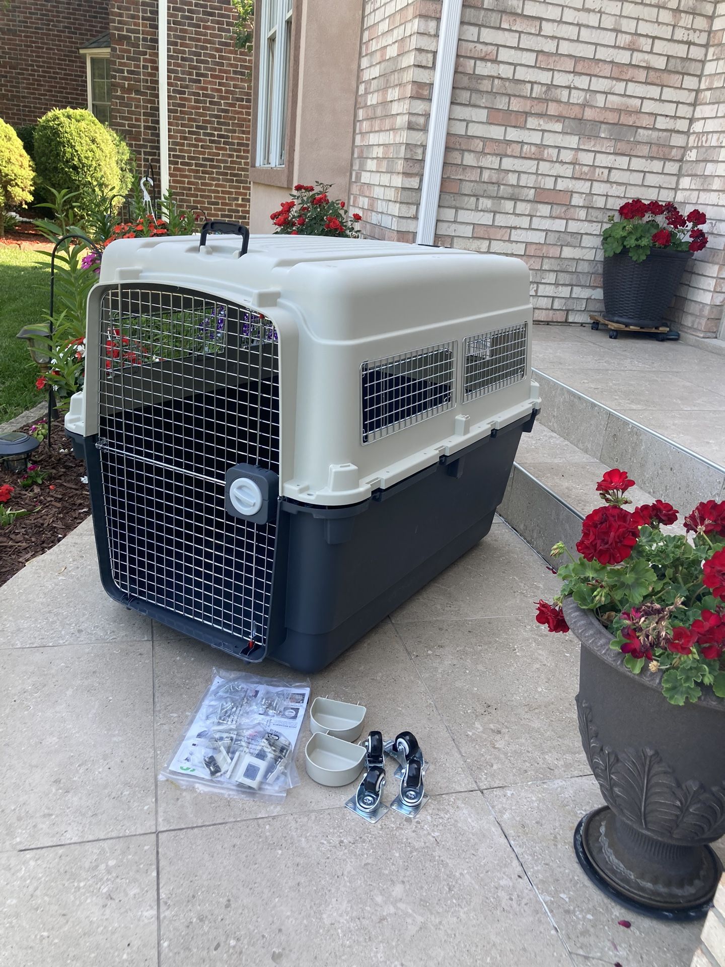2XL dog crate (48x32x36)- small crack on buttom but have put gorilla glue