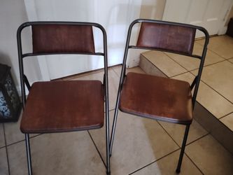 Set of 2 brown folding chairs