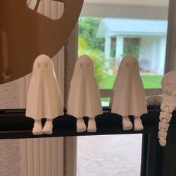 3d printed ghosts with hidden legs 