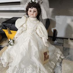 Dynasty Doll Collection Annual Bride 24" Brunette Curly Hair Gown Train Veil