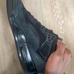 Spikes black cat 5and a half