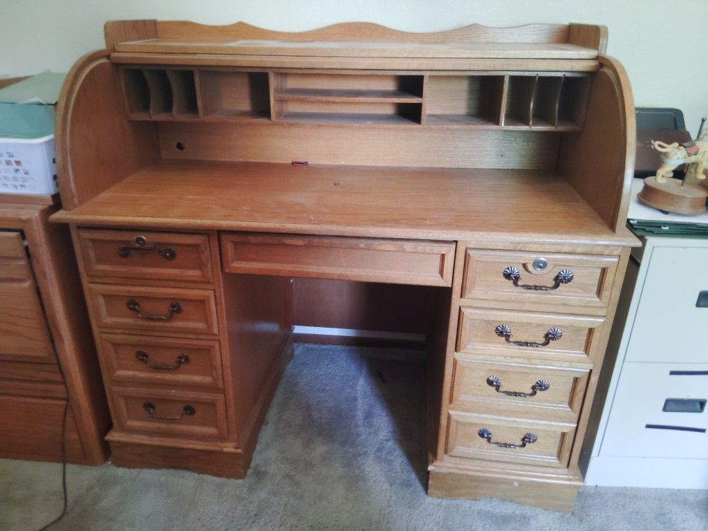 3'8" Desk With Wooden Cover