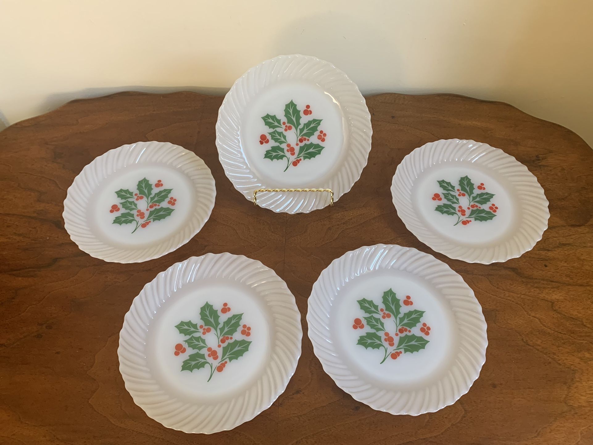 Vintage Termocrisa holly Christmas milk glass 5 Bread & Butter Plates 7” - excellent condition