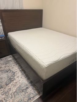 Full queen size bedroom.