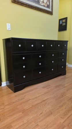 Clean and Nice Black 6-Drawer Dresser