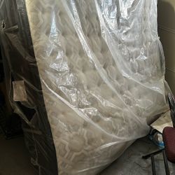 Sealy mattress (72x83x14