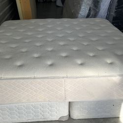 USED KING SIZE MATTRESS WITH BOX SPRING DELIVERY 🚚 AVAILABLE 