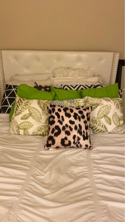 Set of 11 decorative pillows pick up in marina del Rey