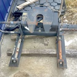 A Curt R 16 Roller E16 5th Wheel Hitch 