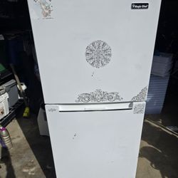  Magic Chef HMDR1000WE 10.1 cu. ft. refrigerator,