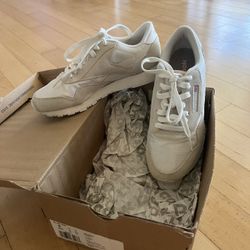 WOMENS Reebok Classic Size 6 LIKE NEW IN BOX