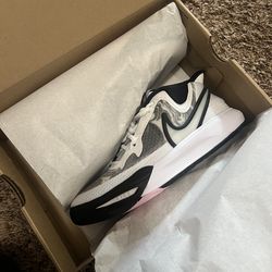 Brand New Kyrie's size 6 Y