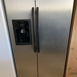 GE Stainless Side By Side Refrigerator Excellent  . Warranty  . Delivery Available . 2203 Fowler St. 33901