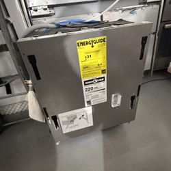 Ada Built-In Dishwasher 24” (Panel-Ready / Fully Integrated, Sliding Door) Brand: ASKO Model: DSD565.U