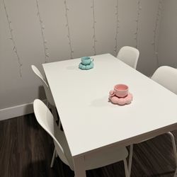 Dinner Table And 4 Chairs 