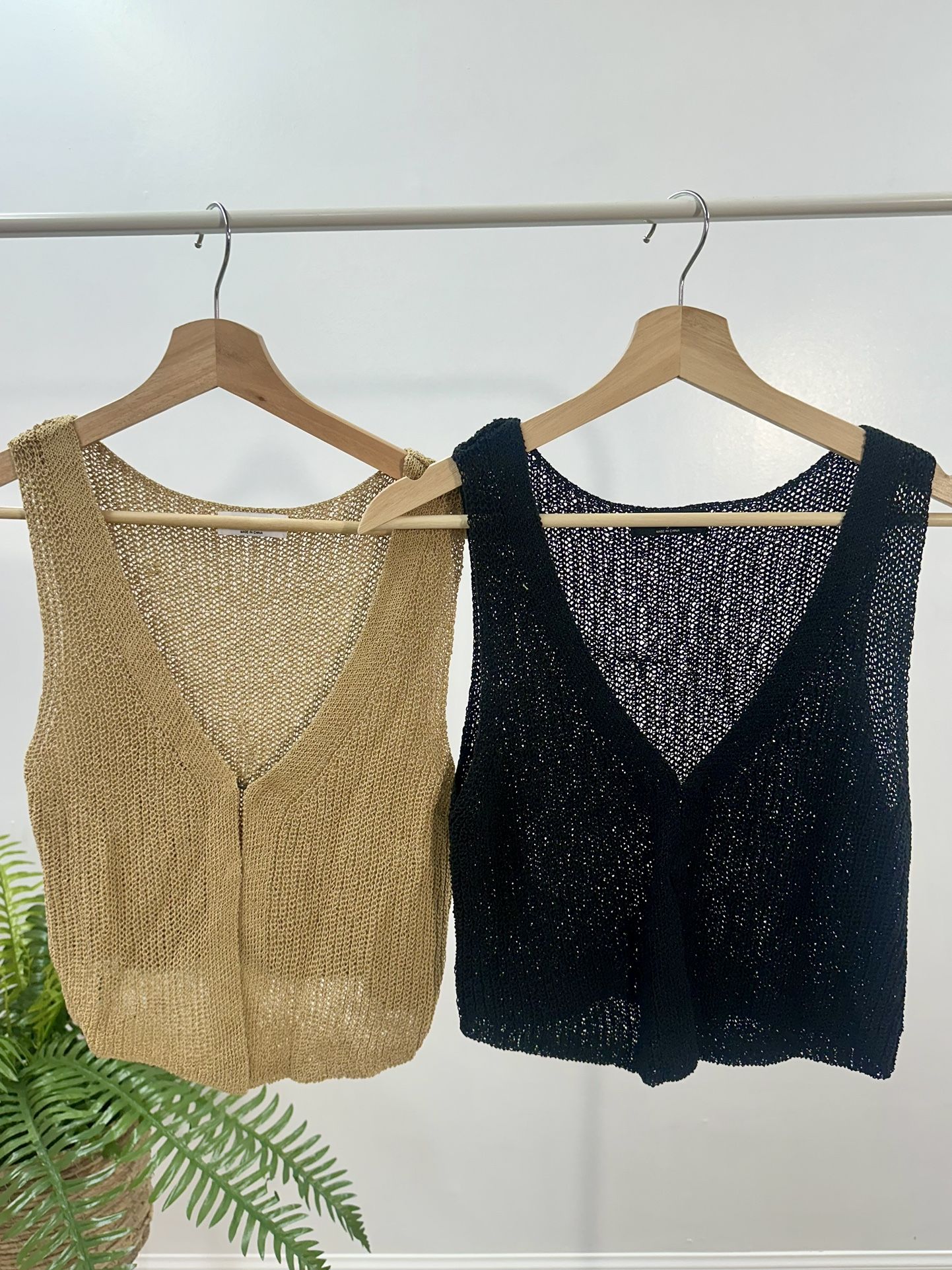 Knit Sweater Vest Top - Colors In Black / Tan