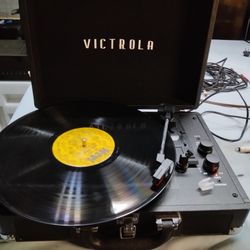 VICTROLA PORTABLE TURNTABLE WITH 2 WAY BLUETOOTH AND AUX INPUT 