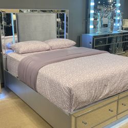 Belladonna Silver Bedroom Set
Furniture of America 5 Piece $10 Down Payment And Financing Available