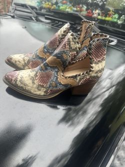 Arider  Girl Boots  Women Size 8.5 . Not Free