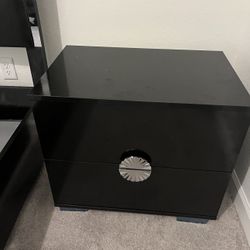 GLOSSY BLACK NIGHTSTANDS w/ CHROME 😍😍😍😍