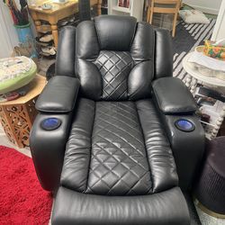 Like New Black Leather Recliner