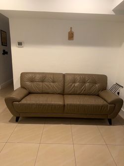 SINGLE COUCH (ROOMS TO GO)