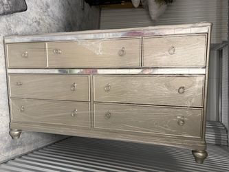 Champagne Gold 7-Drawer Dresser with Mirror Trim