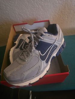 Nike Zoom Vomero 5 Size 8