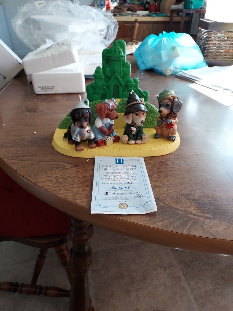THE WIZARD OF OZ DACHSHUND COLLECTION BY THE HAMILTON COLLECTION SCULPTURE NUMBER 0816 NEW IN BOX.$$40.00