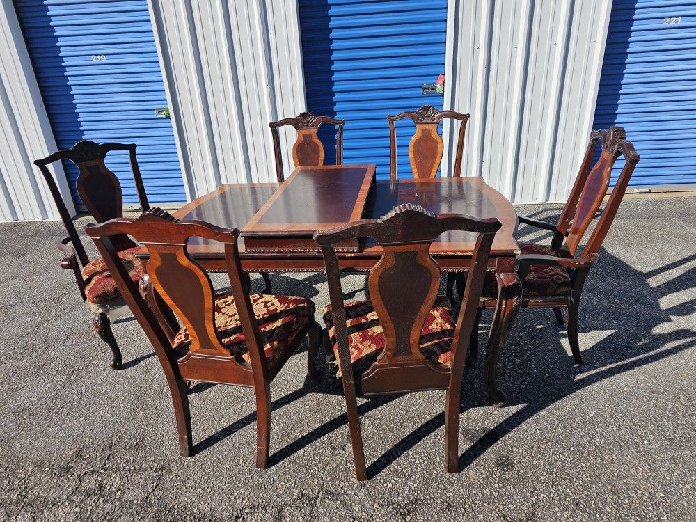 Beautiful dining room table with 6 chairs and a leaf. 1 chair needs 2 screws. Make offer. 