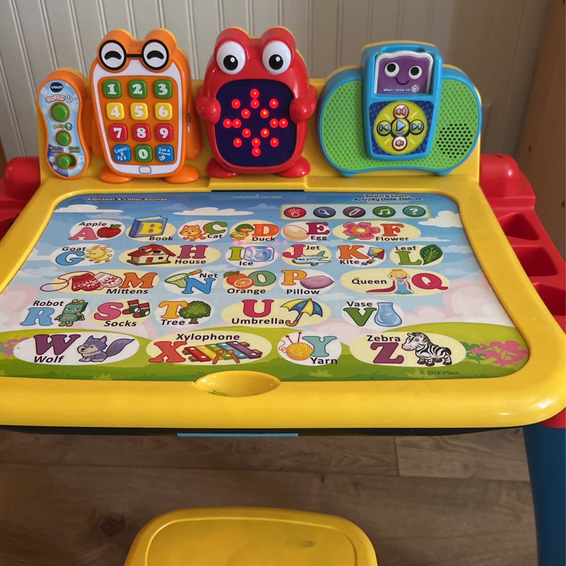 Touch And Learn Activity Desk Deluxe