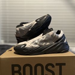 Adidas Yeezy Boost 700 “MNVN Bone” Size 10 Mens