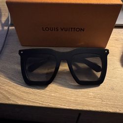Louis Vuitton woman sunshades