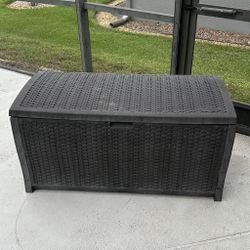 Suncast 124 Gallon Plastic Pool Deck Storage Box 