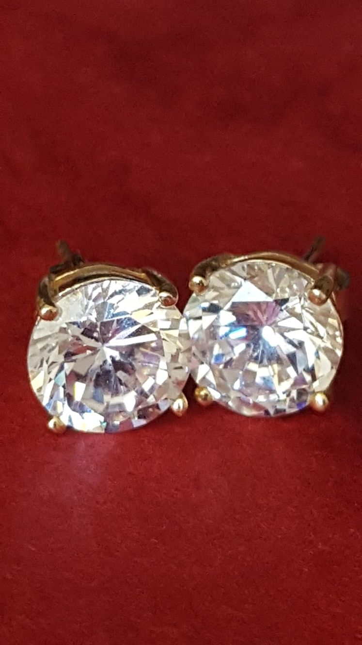 Beautiful Stud Earrings, 925 Silver, covered in 10k gold, 2.68gr, Cz Diamond