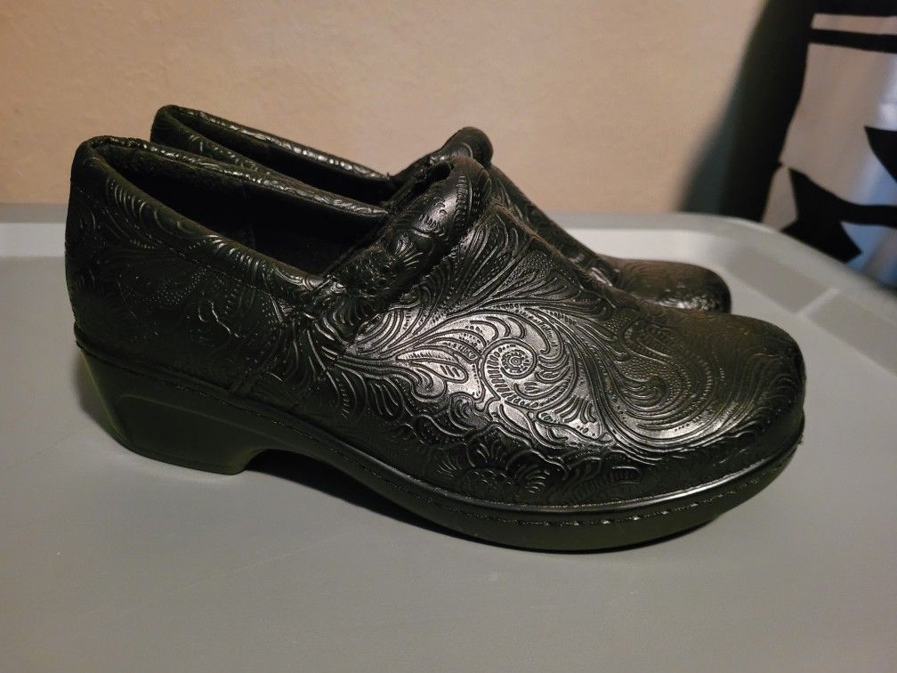Yuu Slip On Clogs