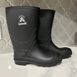 Kamik kids size 5 Waterproof Boots