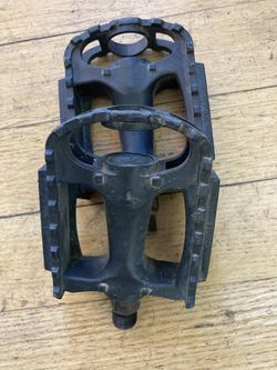 PEDALS WELLGO BRAND PAIR COMFORTABLE NYLON and other singles to match yours L@@K