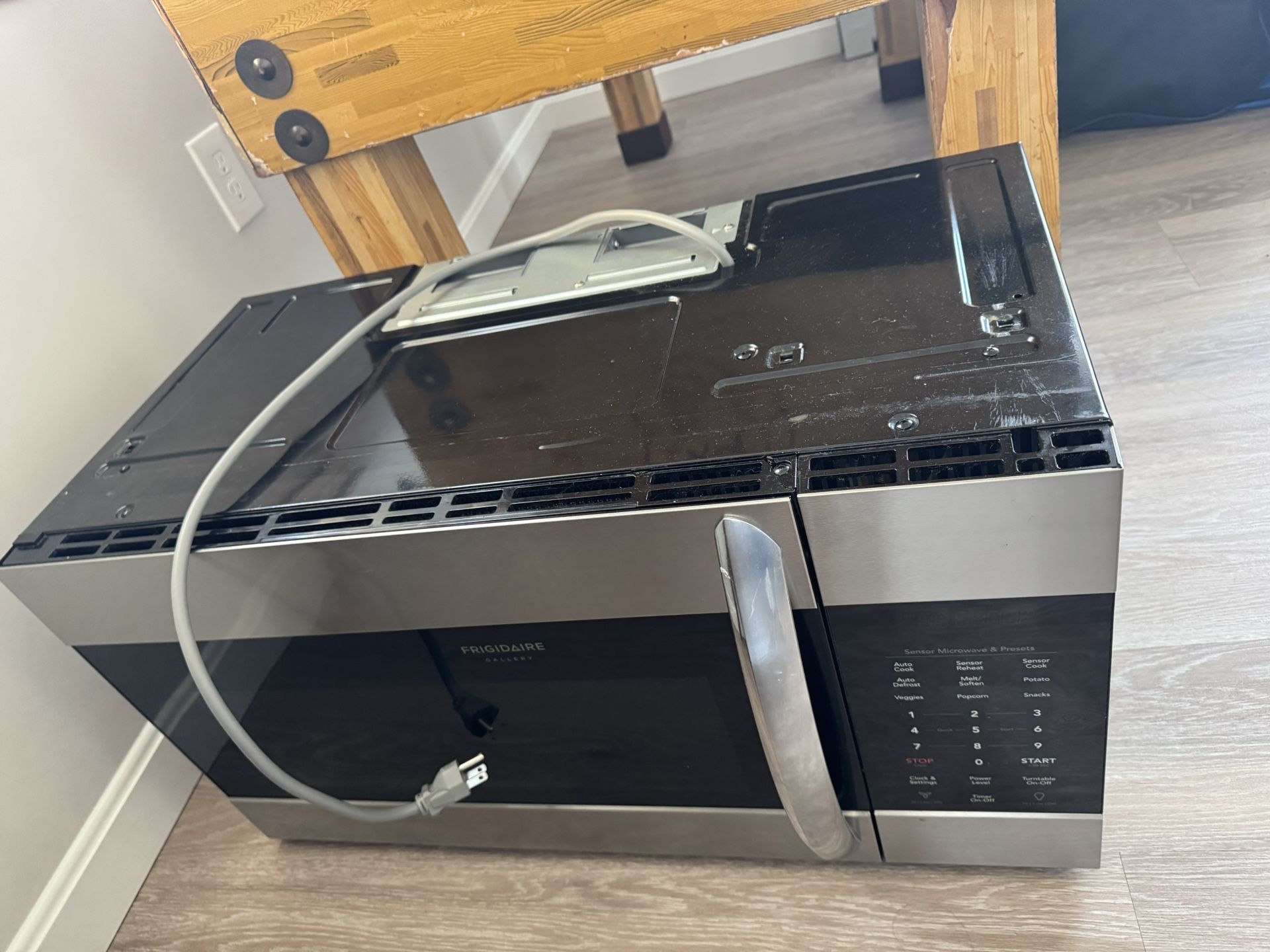 Frigidaire Gallery Over-the-Range Microwave – Excellent Condition