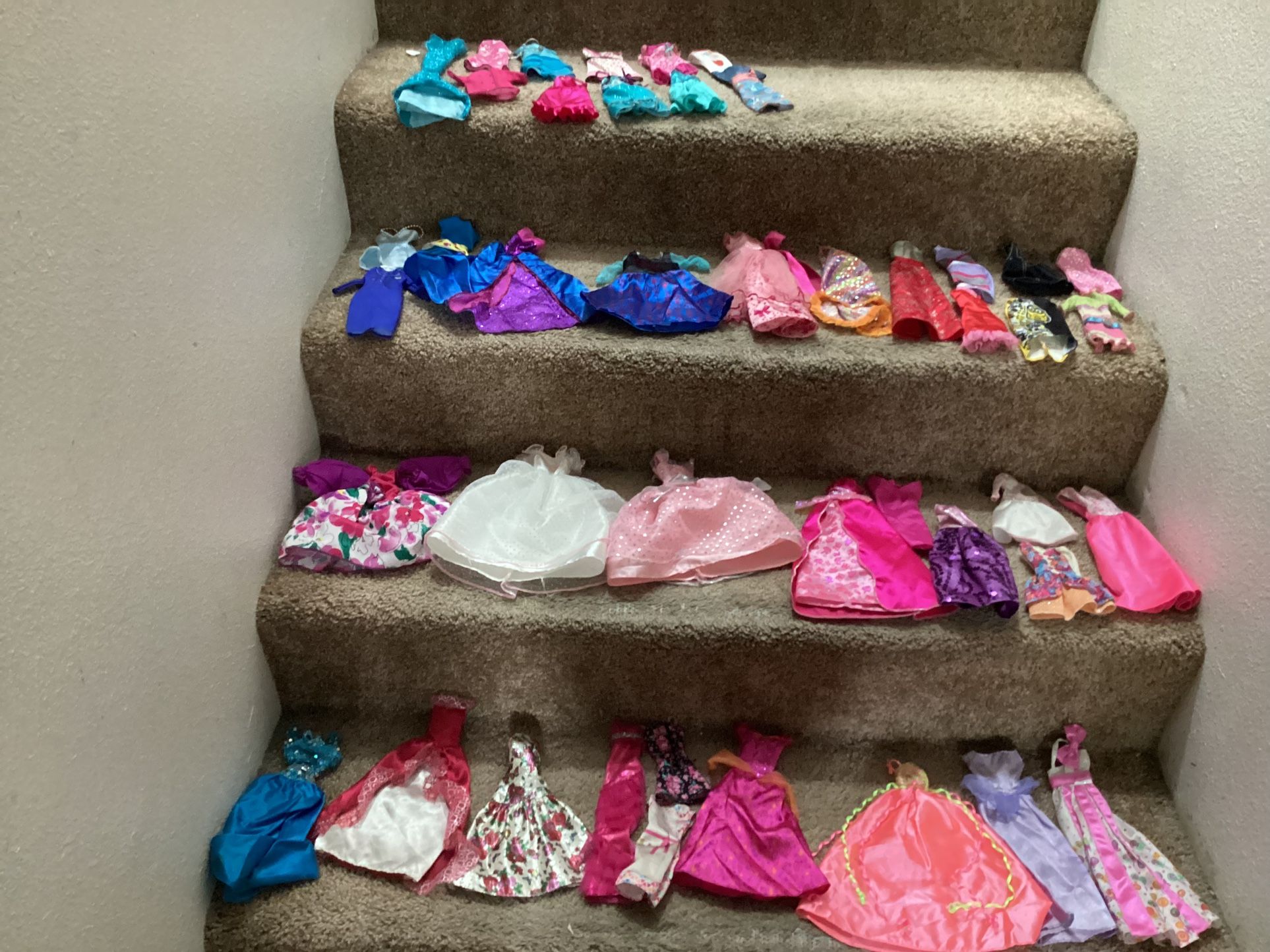 💥Lots of Barbie Clothes💥