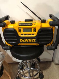 New DEWALT DC012 Worksite Charger/Radio