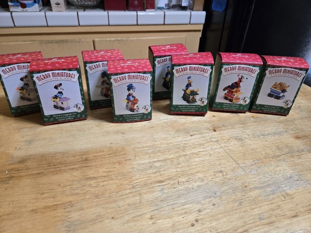 8 Hallmark Merry Miniatures Mint Condition