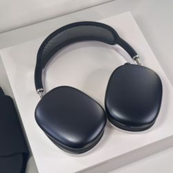 Airpod Max in midnight