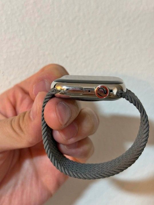 Apple Watch Series 9
GPS + Cellular, 41 mm
Silver Stainless Steel + BANDS