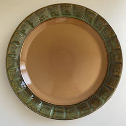 10.5ʺW Set of 2 Beige&Green Handmade Plates  Brand New, never used.  Approx Measurements: Plate：10.5ʺW Weight: 4.045 LB Including: 2 Plates  Buyer MUS