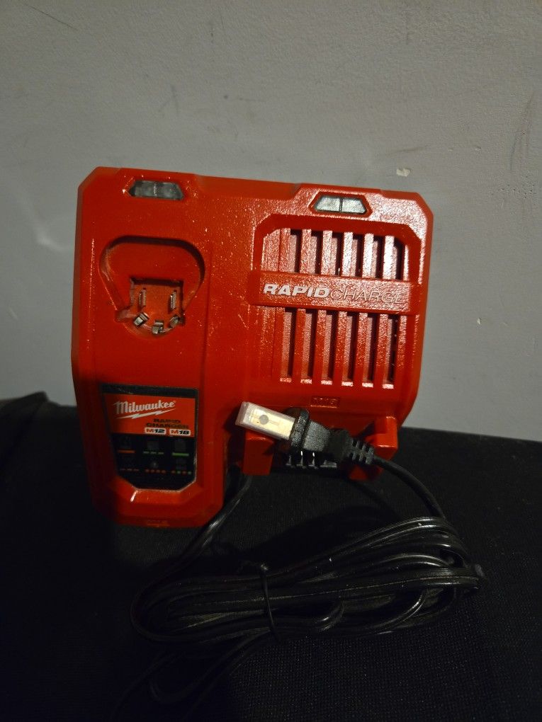 MILWAUKEE M18 RAPID CHARGER